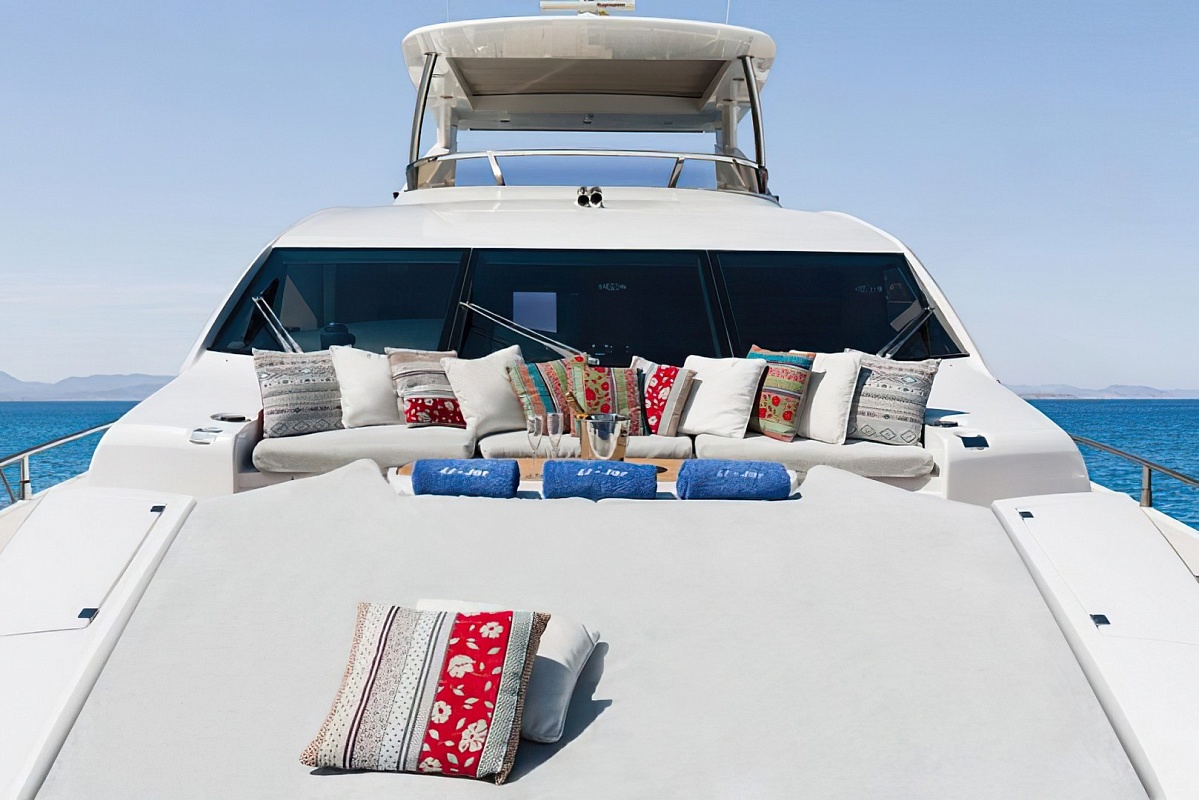 Продается моторная яхта Sunseeker 86 - подушки на носу